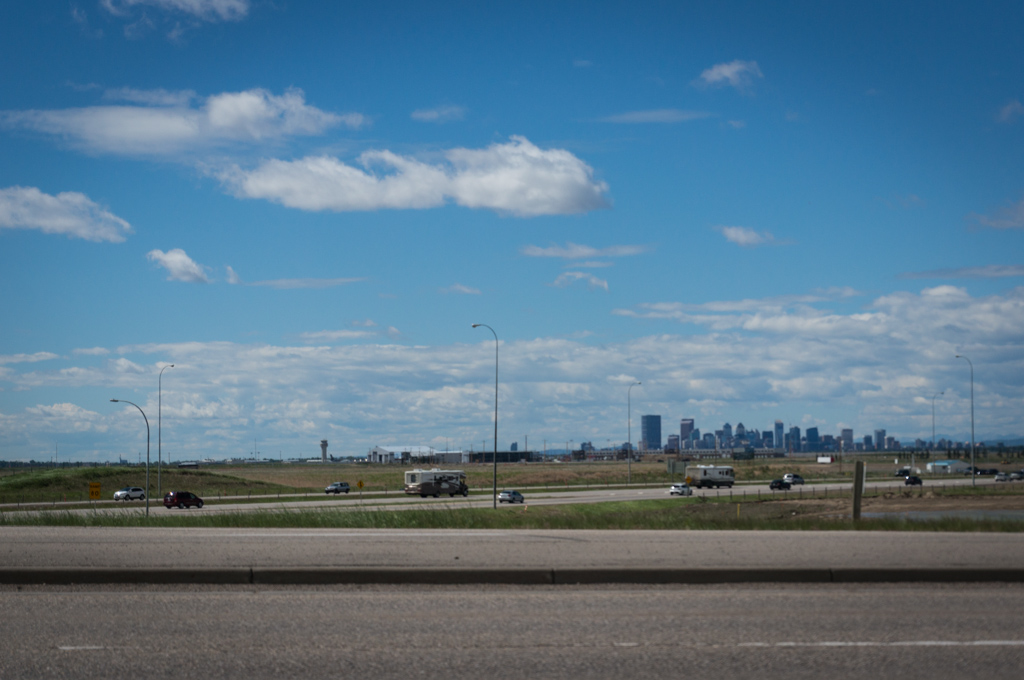 Vom Flughafen Richtung Canmore, Calgary im Hintergrund