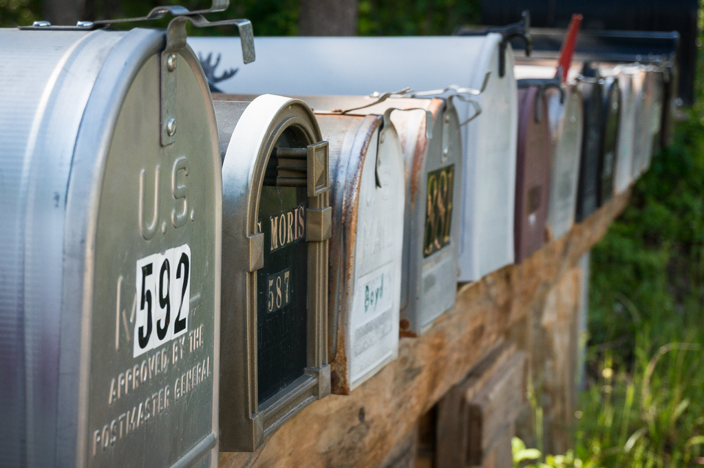 Briefkästen mitten im Wald